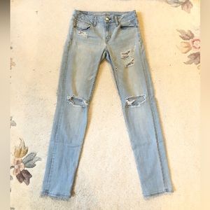 🦋2/30 ~ Light wash ripped jeans ~ American Eagle (blue)